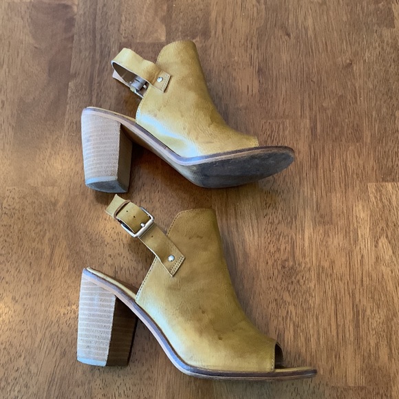 THERAPY tan peep toe sandal. - Picture 4 of 7